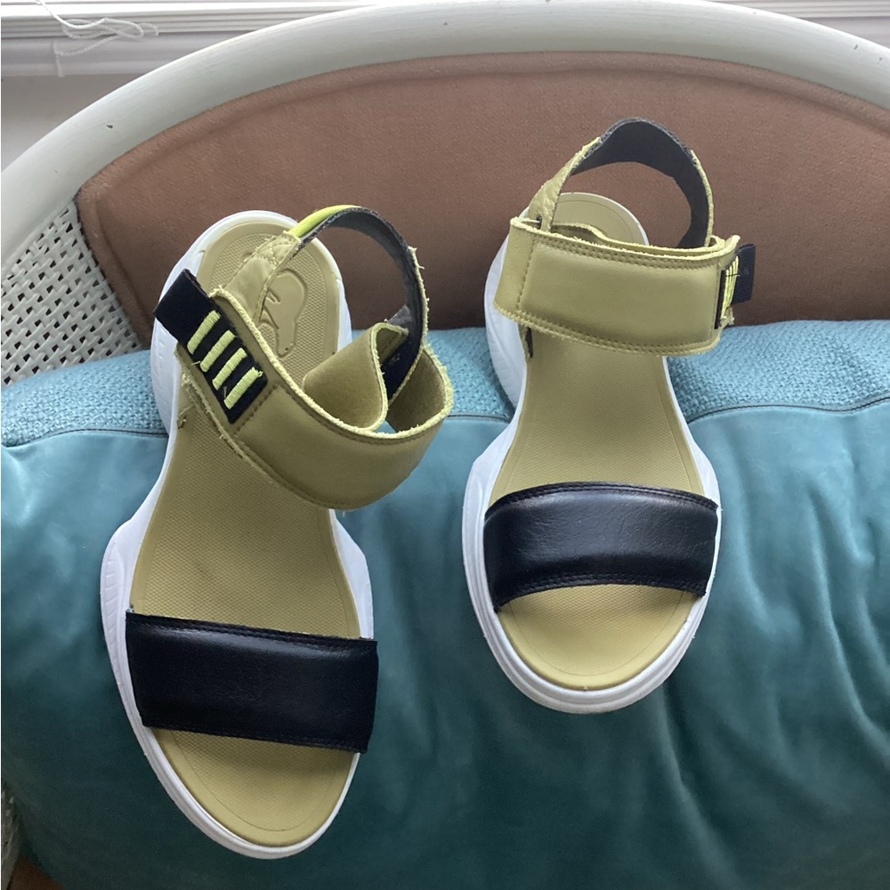 SOREL Stylish Black and Yellow Sandals